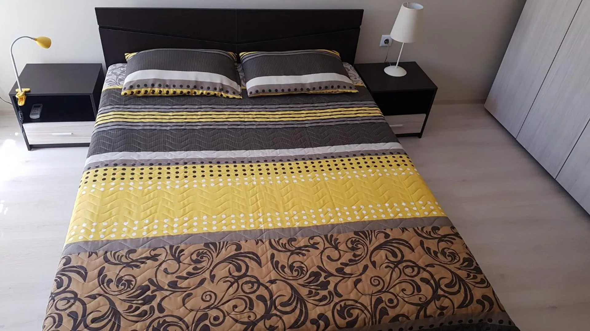 דירות וארנה Poli'S Aparment Sunny Freesia